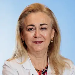 Dra. Isabel Rubio Rodríguez - Directora Patología Mamaria (Imagen) La imagen muestra a la Dra. Isabel Rubio Rodríguez, especialista en Cirugía de la Mama de la Clínica Universidad de Navarra. La Dra. Rubio es una cirujana altamente capacitada y experimentada en el diagnóstico y tratamiento quirúrgico de tumores de la mama, así como en la realización de cirugías de alta complejidad.<br/><br/>Su enfoque en la atención personalizada y en el uso de técnicas quirúrgicas avanzadas la hacen destacar en el campo de la cirugía mamaria. Además, cuenta con una amplia trayectoria académica y ha publicado numerosos artículos científicos en revistas especializadas, lo que refleja su compromiso con la investigación y la innovación en el campo de la cirugía.<br/><br/>En la Clínica Universidad de Navarra, contamos con un equipo de especialistas en cirugía general y tecnología de última generación para ofrecer una amplia variedad de opciones de tratamiento a nuestros pacientes. Nos comprometemos a proporcionar el más alto nivel de cuidado y servicio a aquellos que confían en nosotros para el manejo de su salud quirúrgica.<br/><br/>Para obtener más información sobre nuestros servicios en cirugía general, no dude en ponerse en contacto con nosotros.