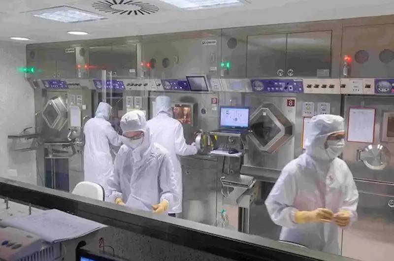 img-preview-radiofarmacia La Clínica es el único hospital español con capacidad de sintetizar y aplicar 18 radiofármacos diferentes lo que permite hacer un diagnóstico más preciso de enfermedades complejas.
