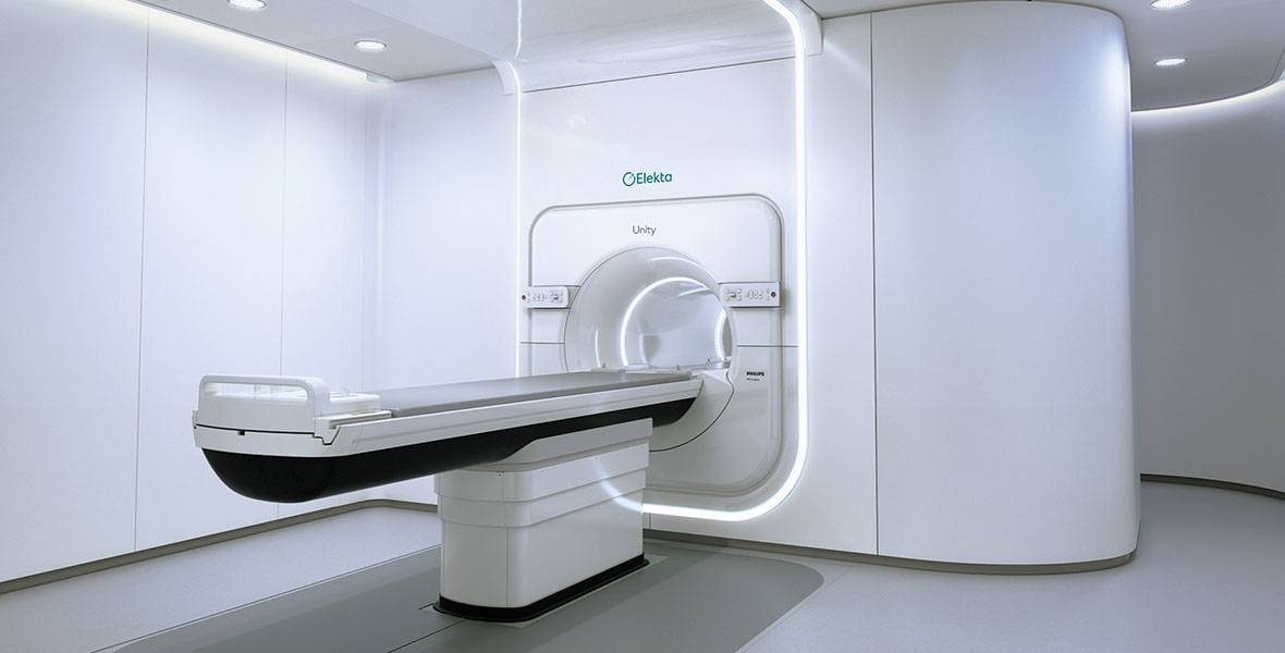 Esta tecnología ajusta los tratamientos en el mismo momento de la radiación gracias a las imágenes obtenidas con una resonancia magnética integrada y minimiza la toxicidad para el paciente. Supone una inversión cercana a los 10 millones de euros y se instalará en la sede de Pamplona