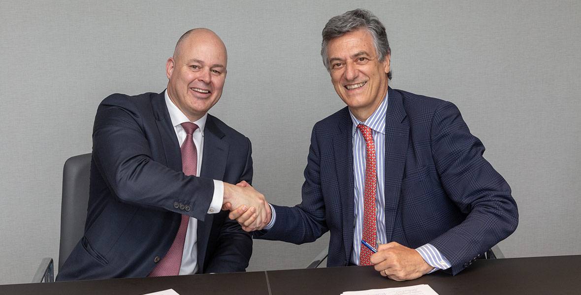 Joseba Campos, director general de la Clínica (derecha), y Ardie Ermers, vicepresidente de Elekta para Europa, firman el acuerdo para la compra del acelerador Unity.