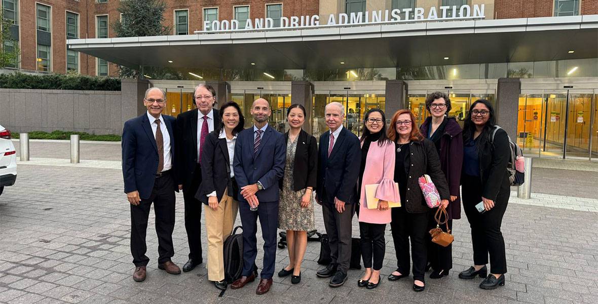 Img del Dr. Bruno Paiva en la FDA después de la reunión para la aprobación de adelantar fármacos en ensayos clínicos para pacientes con mieloma múltiple