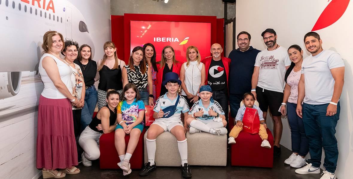 Imagen de pacientes oncopediátricos se convierten en pilotos por un día gracias a Iberia y a Niños Contra el Cáncer