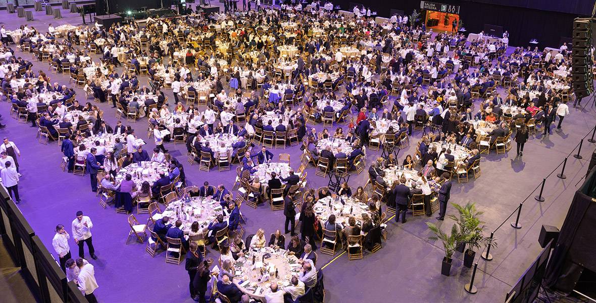 Imagen panorámica de las mesas de la X Gala de Niños contra el Cáncer. Clínica Universidad de Navarra