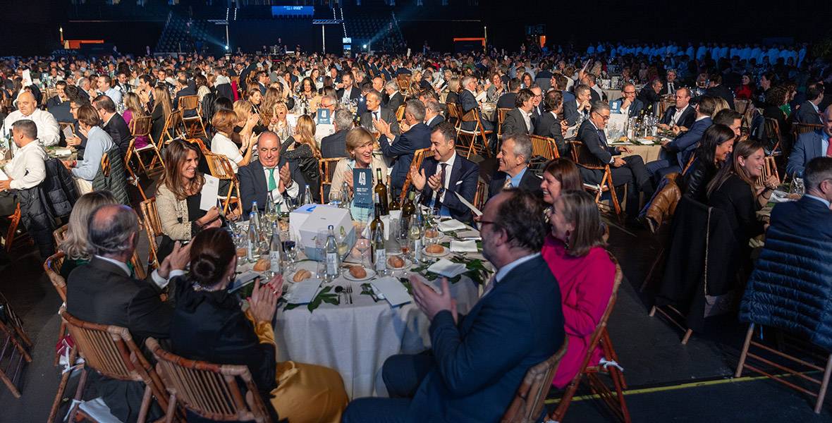 Fotografía de algunas mesas de los asistentes en la X Gala de Niños contra el Cáncer. Clínica Universidad de Navarra