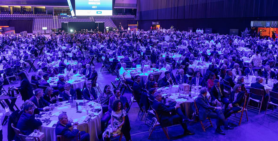 Fotografía de algunas mesas de los participantes en la X Gala de Niños contra el Cáncer. Clínica Universidad de Navarra
