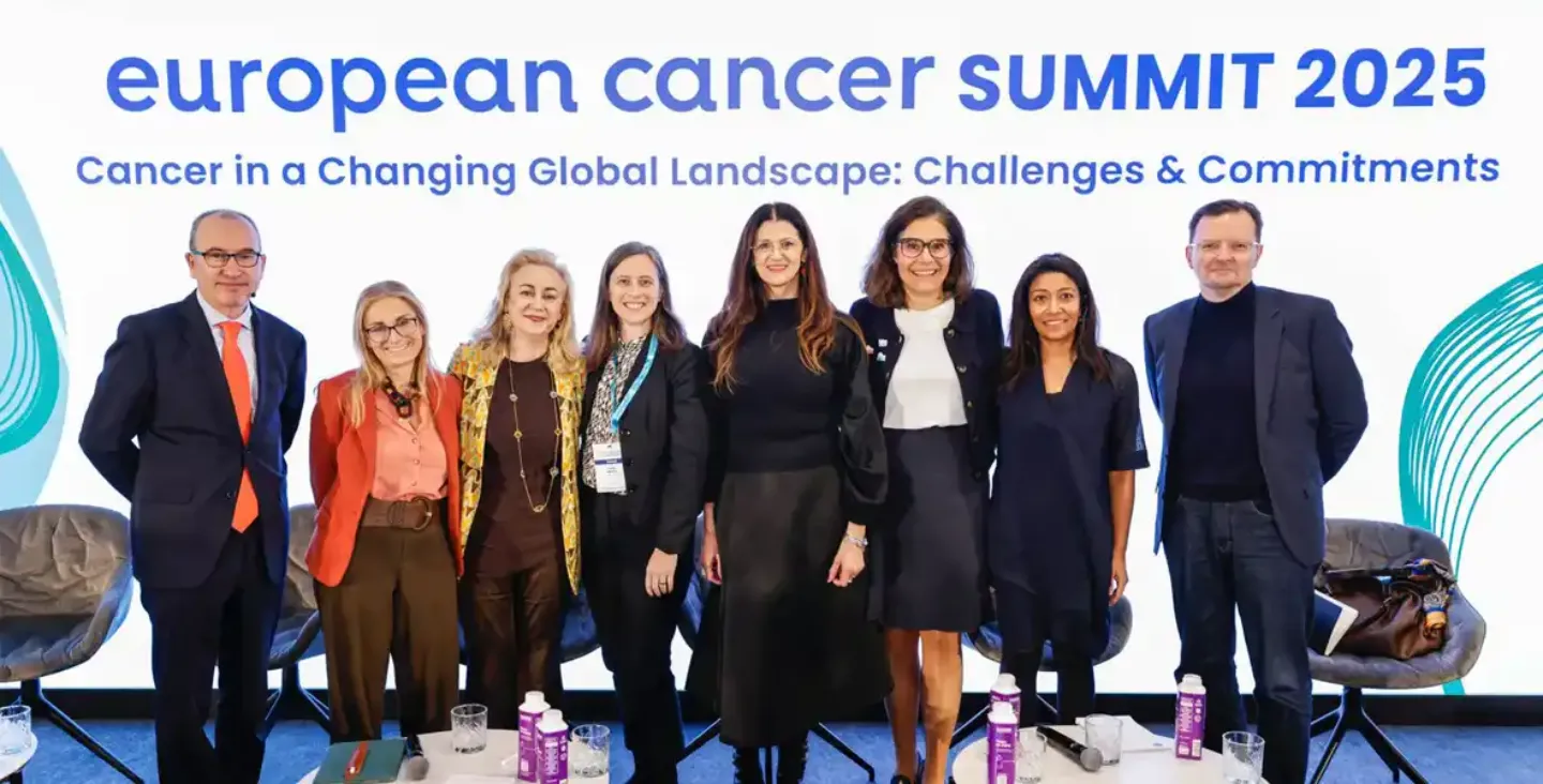 Imagen de los Dres. Luis Seijo e Isabel Rubio, del Cancer Center Clínica Universidad de Navarra, durante la mesa de prevención en el European Cancer Summit 2025.
