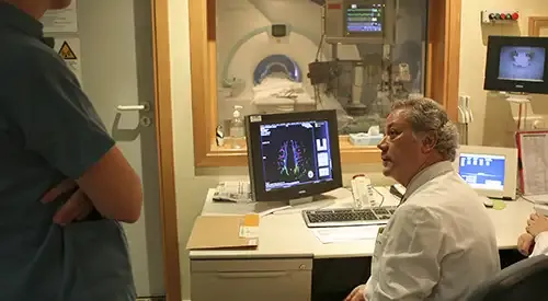 dr-zubieta-sala-exploracion <p>Dr. Zubieta en la sala de exploración neurorradiológica </p>