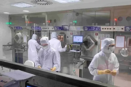 img-preview-radiofarmacia La Clínica es el único hospital español con capacidad de sintetizar y aplicar 18 radiofármacos diferentes lo que permite hacer un diagnóstico más preciso de enfermedades complejas.