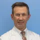 La imagen muestra al Dr. Raúl Larraga Ramos, médico estomatólogo del Departamento de Cirugía Maxilofacial de la Clínica Universidad de Navarra. El Dr. Larraga es especialista en rehabilitación oral en la Unidad Dental.