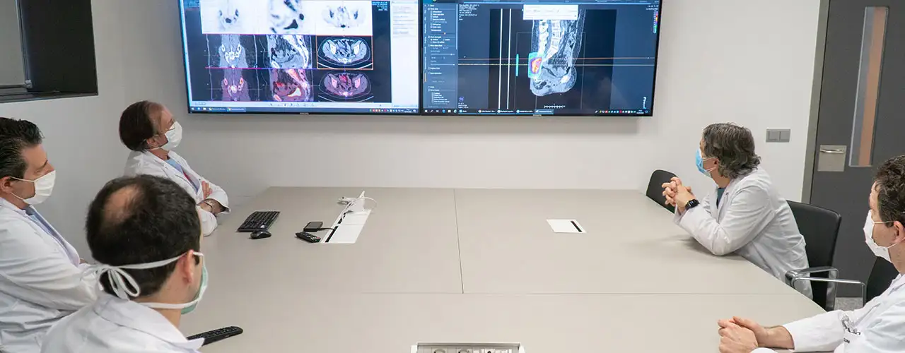 Estudio caso de paciente oncológico. Cancer Center Clínica Universidad de Navarra Equipo de expertos reunido para evaluar el caso de un paciente oncológico.<br/><br/>