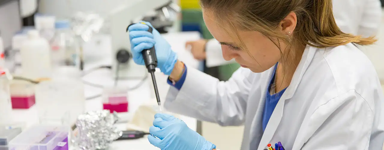 Investigación tumores sólidos. Cancer Center Clínica Universidad de Navarra Profesional especializada trabajando en el Laboratorio de investigación de tumores sólidos.