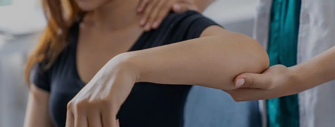 Rehabilitación del brazo lesionado de una mujer.