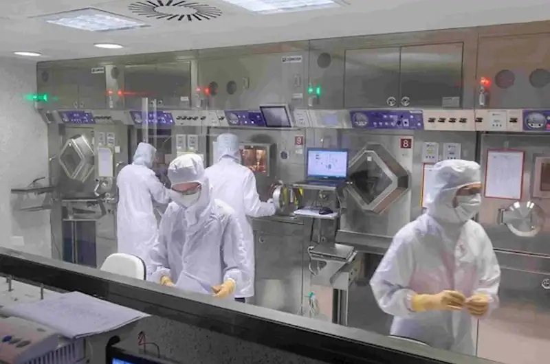img-preview-radiofarmacia La Clínica es el único hospital español con capacidad de sintetizar y aplicar 18 radiofármacos diferentes lo que permite hacer un diagnóstico más preciso de enfermedades complejas.