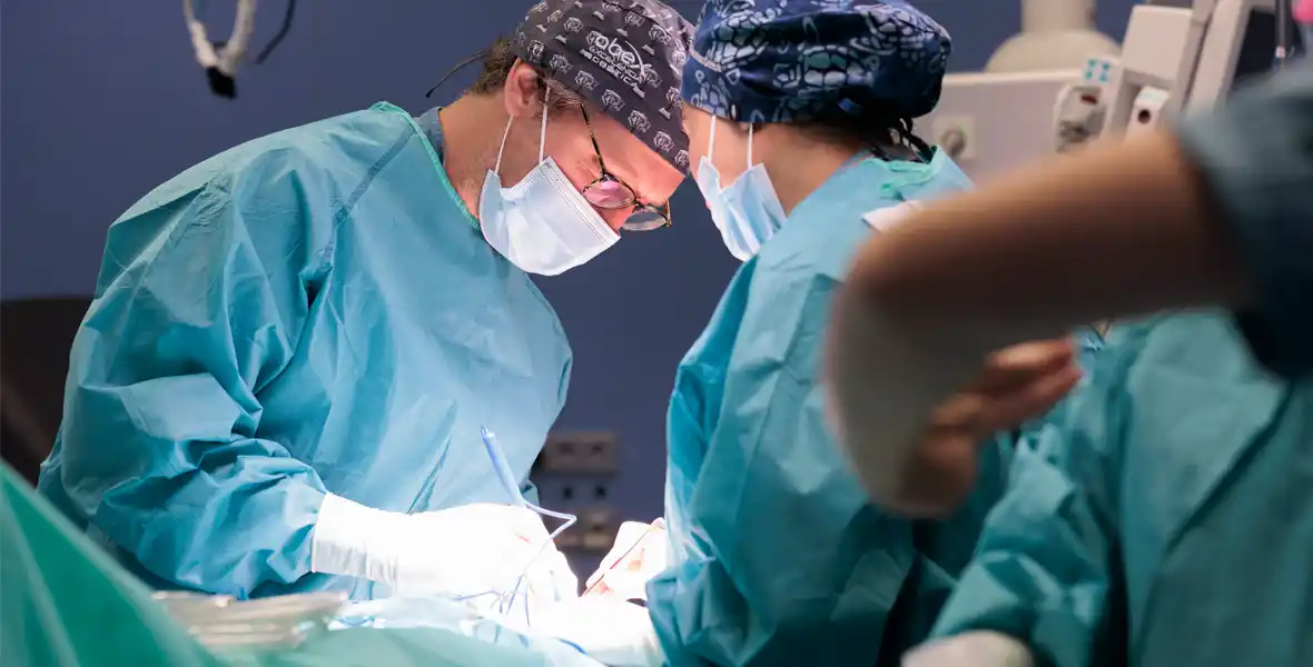 Imagen del Dr. Guillermo Andrés Boville, especialista del Centro de Próstata de la Clínica Universidad de Navarra, durante una intervención con el robot Da Vinci Single Port. 