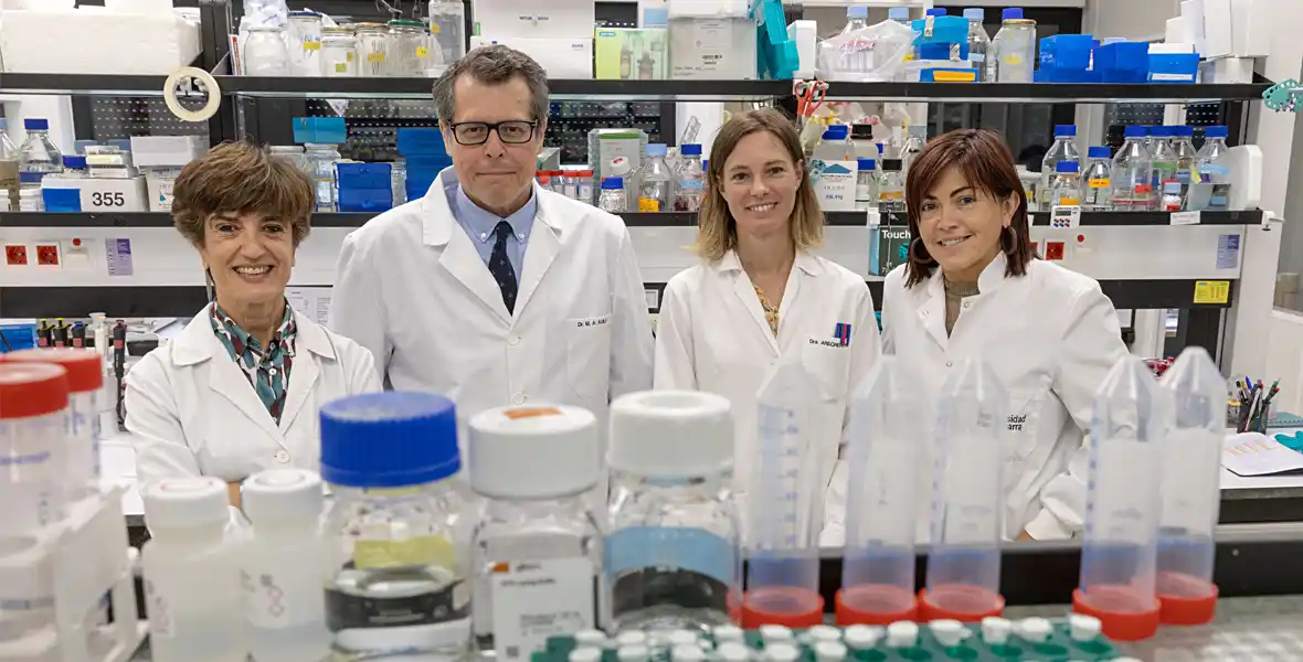 Imagen de investigadores del Cancer Center Clínica Universidad de Navarra dedicados al cáncer de hígado en un laboratorio del Cima. 