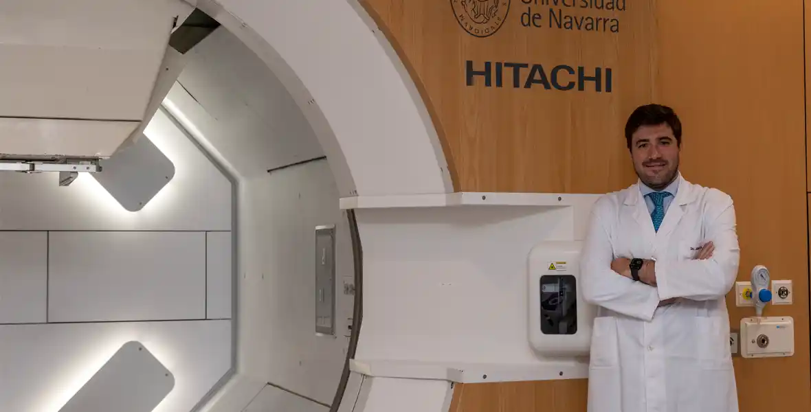 Imagen del Dr. Enrique Amaya, especialista del Departamento de Oncología Radioterápica de la Clínica Universidad de Navarra, en la sala de terapia de protones.